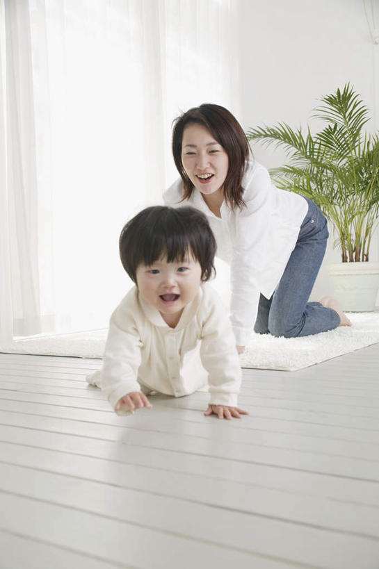 东方人,儿童,两个人,家庭,母亲,女儿,客厅,跪,笑,微笑,露齿笑,竖图,室内,白天,正面,纯洁,植物,亚洲,服装,瓷砖,地砖,盆栽,盆景,地面,注视,休闲装,黄种人,小孩,衣服,绿色,自然,观察,看,趴着,休闲,温暖,温馨,母女,一家人,休闲服,可爱,母爱,童年,童趣,服饰,生长,成长,观看,和睦,察看,起居室,关注,童真,烂漫,无邪,天真,年轻女性,女孩,女人,女性,亚洲人,孩子,年轻人,跪着,趴,半身,彩图,融洽,女生