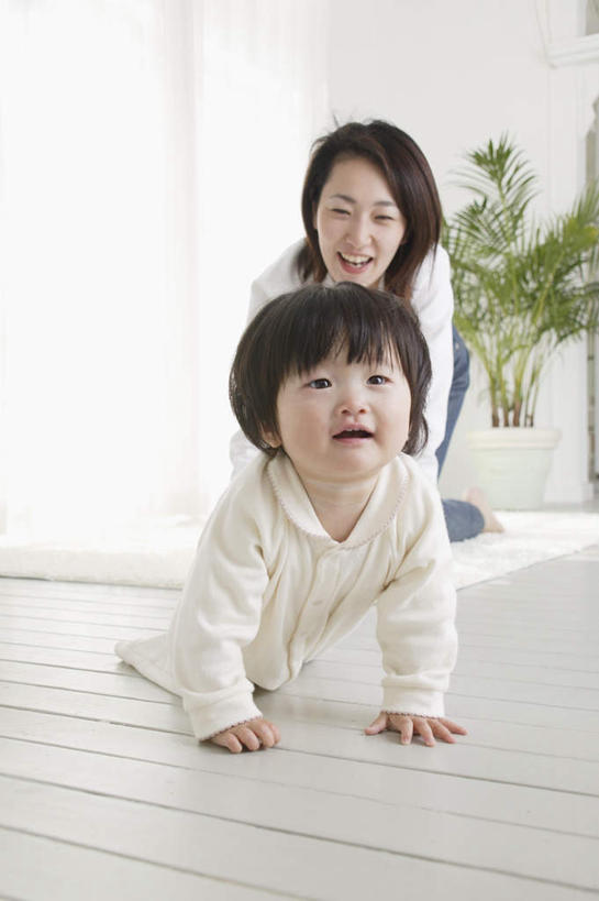 东方人,儿童,两个人,家庭,母亲,女儿,客厅,跪,笑,微笑,露齿笑,竖图,室内,白天,正面,纯洁,植物,亚洲,服装,瓷砖,地砖,盆栽,盆景,地面,注视,休闲装,黄种人,小孩,衣服,绿色,自然,观察,看,趴着,休闲,温暖,温馨,母女,一家人,休闲服,可爱,母爱,童年,童趣,服饰,生长,成长,观看,和睦,察看,起居室,关注,童真,烂漫,无邪,天真,年轻女性,女孩,女人,女性,亚洲人,孩子,年轻人,跪着,趴,半身,彩图,融洽,女生