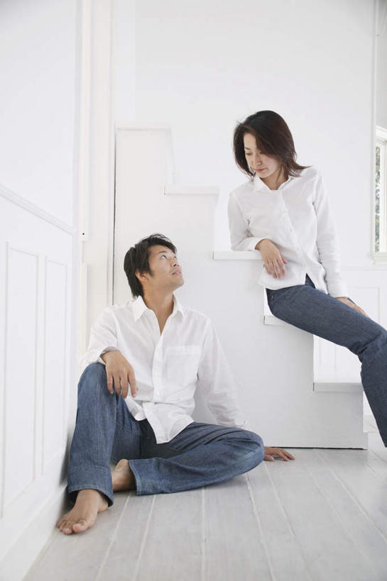 东方人,两个人,夫妻,坐,竖图,室内,白天,正面,爱情,亚洲,服装,浪漫,注视,休闲装,黄种人,相视,衣服,观察,看,休闲,面对面,休闲服,恩爱,恋人,服饰,观看,对视,察看,关注,相对,相看,男人,男性,年轻男性,年轻女性,女人,女性,亚洲人,情侣,坐着,半身,彩图,伴侣