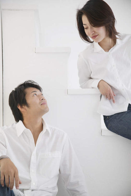 东方人,两个人,夫妻,坐,竖图,室内,白天,正面,爱情,楼梯,亚洲,戴,服装,眼镜,阶梯,浪漫,注视,休闲装,黄种人,台阶,衣服,观察,看,休闲,休闲服,恩爱,恋人,服饰,观看,戴着,察看,关注,近视眼镜,男人,男性,年轻男性,年轻女性,女人,女性,亚洲人,情侣,坐着,半身,彩图,伴侣