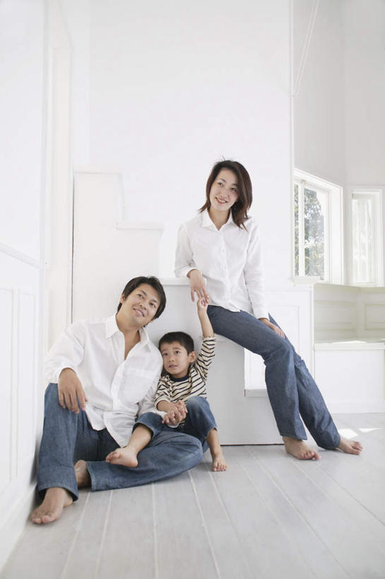 东方人,儿童,三个人,家庭,夫妻,母亲,父亲,儿子,坐,竖图,室内,白天,正面,爱情,纯洁,楼梯,亚洲,服装,阶梯,浪漫,注视,休闲装,黄种人,台阶,小孩,衣服,观察,看,休闲,温暖,温馨,父子,母子,三口之家,一家人,休闲服,恩爱,父爱,可爱,母爱,童年,童趣,恋人,服饰,观看,和睦,察看,关注,童真,烂漫,无邪,天真,男孩,男人,男性,年轻男性,年轻女性,女人,女性,亚洲人,孩子,年轻人,夫妇,情侣,坐着,彩图,全身,伴侣,融洽,男生