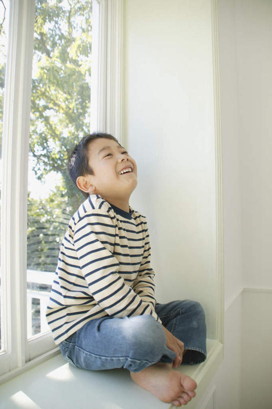 东方人,儿童,一个人,坐,笑,微笑,露齿笑,竖图,室内,白天,侧面,纯洁,植物,窗户,亚洲,仅一个男性,仅一个人,服装,注视,休闲装,黄种人,玻璃窗,树,树木,小孩,衣服,绿色,自然,观察,看,仅一个小孩,休闲,休闲服,可爱,童年,童趣,服饰,生长,成长,观看,察看,关注,童真,烂漫,无邪,天真,男孩,男人,男性,亚洲人,孩子,坐着,彩图,全身,男生