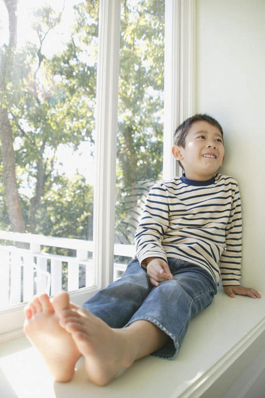 东方人,儿童,一个人,坐,笑,微笑,露齿笑,竖图,室内,白天,正面,纯洁,植物,窗户,亚洲,仅一个男性,仅一个人,服装,注视,休闲装,黄种人,玻璃窗,树,树木,小孩,衣服,绿色,自然,观察,看,仅一个小孩,休闲,休闲服,可爱,童年,童趣,服饰,生长,成长,观看,察看,关注,童真,烂漫,无邪,天真,男孩,男人,男性,亚洲人,孩子,坐着,彩图,全身,男生