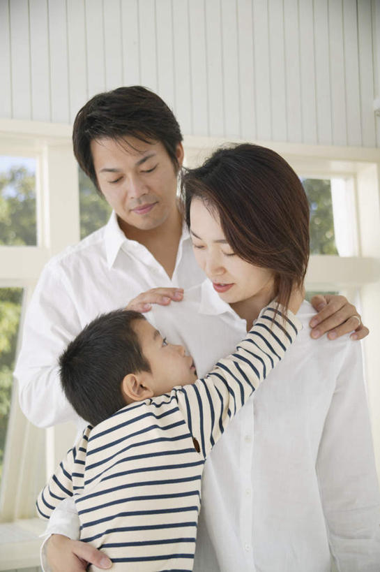 东方人,儿童,三个人,家庭,夫妻,母亲,父亲,儿子,站,抱,笑,微笑,露齿笑,竖图,室内,白天,正面,爱情,纯洁,亚洲,服装,浪漫,注视,休闲装,黄种人,小孩,衣服,观察,看,站着,休闲,温暖,温馨,父子,母子,三口之家,一家人,休闲服,恩爱,父爱,可爱,母爱,童年,童趣,恋人,服饰,抱着,观看,和睦,察看,搂着,关注,童真,烂漫,无邪,天真,男孩,男人,男性,年轻男性,年轻女性,女人,女性,亚洲人,孩子,年轻人,夫妇,情侣,搂,搂抱,站立,半身,彩图,伴侣,融洽,男生