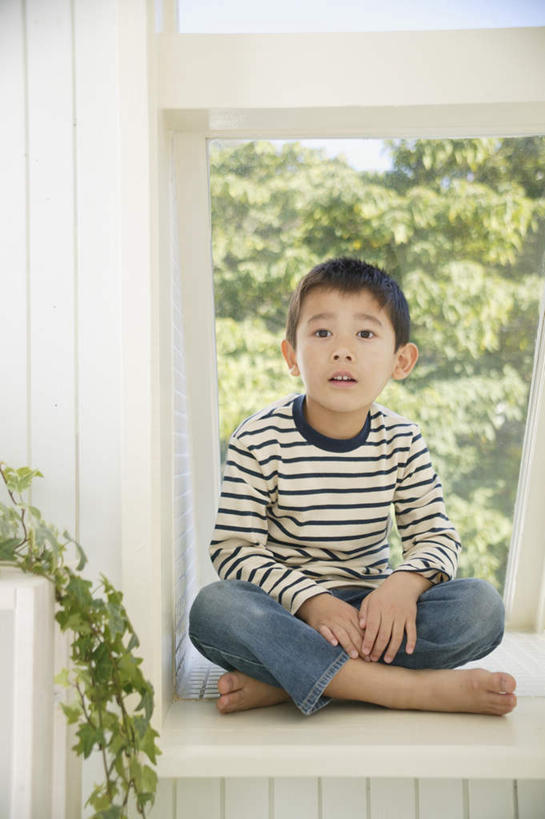 东方人,儿童,一个人,坐,盘腿,竖图,室内,白天,正面,纯洁,植物,窗户,亚洲,仅一个男性,仅一个人,服装,注视,休闲装,黄种人,玻璃窗,树,树木,小孩,衣服,绿色,自然,观察,看,仅一个小孩,休闲,休闲服,可爱,童年,童趣,服饰,生长,成长,观看,察看,关注,童真,烂漫,无邪,天真,男孩,男人,男性,亚洲人,孩子,盘腿而坐,盘膝,盘着腿的,盘着腿坐,双腿交叉,坐着,彩图,全身,男生