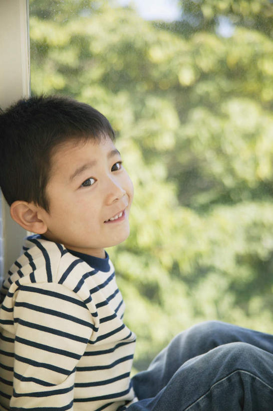 东方人,儿童,一个人,坐,笑,微笑,露齿笑,竖图,室内,白天,正面,纯洁,植物,窗户,亚洲,仅一个男性,仅一个人,服装,注视,休闲装,黄种人,玻璃窗,树,树木,小孩,衣服,绿色,自然,观察,看,仅一个小孩,休闲,休闲服,可爱,童年,童趣,服饰,生长,成长,观看,察看,关注,童真,烂漫,无邪,天真,男孩,男人,男性,亚洲人,孩子,坐着,半身,彩图,男生