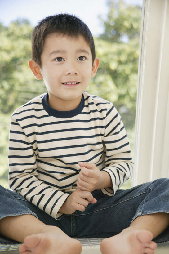 东方人,儿童,一个人,坐,竖图,室内,白天,正面,纯洁,亚洲,仅一个男性,仅一个人,服装,注视,休闲装,黄种人,小孩,衣服,观察,看,仅一个小孩,休闲,休闲服,可爱,童年,童趣,服饰,观看,察看,关注,童真,烂漫,无邪,天真,男孩,男人,男性,亚洲人,孩子,抬头,仰头,坐着,半身,彩图,男生