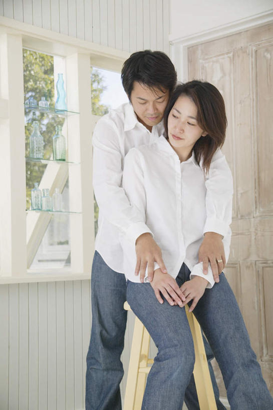 东方人,两个人,夫妻,站,抱,竖图,室内,白天,正面,爱情,植物,窗户,亚洲,服装,浪漫,注视,休闲装,黄种人,玻璃窗,树,树木,衣服,绿色,自然,观察,看,站着,休闲,休闲服,恩爱,恋人,服饰,生长,成长,抱着,观看,察看,搂着,关注,男人,男性,年轻男性,年轻女性,女人,女性,亚洲人,情侣,搂,搂抱,半身,彩图,伴侣