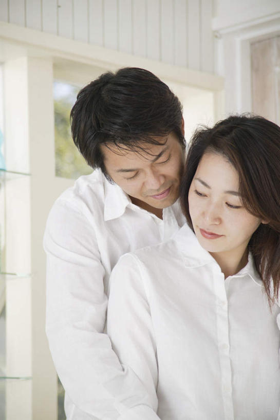 东方人,两个人,夫妻,站,闭眼,竖图,室内,白天,正面,爱情,植物,亚洲,服装,浪漫,注视,休闲装,黄种人,树,树木,衣服,绿色,自然,观察,看,站着,休闲,休闲服,恩爱,恋人,服饰,生长,成长,观看,察看,关注,男人,男性,年轻男性,年轻女性,女人,女性,亚洲人,情侣,闭眼睛,闭着眼,闭着眼睛,站立,半身,彩图,伴侣