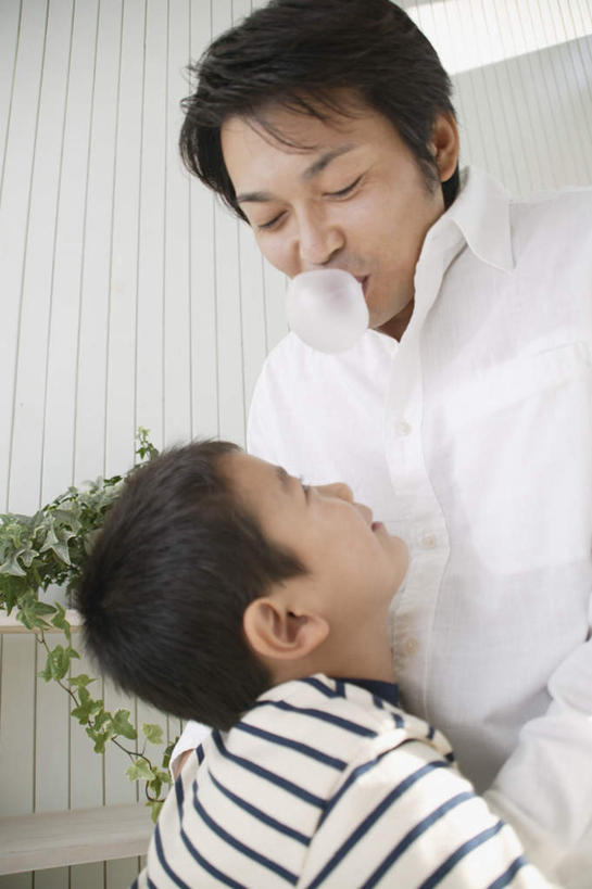 东方人,儿童,两个人,家庭,父亲,儿子,站,竖图,室内,白天,正面,纯洁,亚洲,服装,食品,糖,糖果,甜品,注视,休闲装,黄种人,相视,食物,小孩,衣服,观察,看,站着,休闲,温暖,温馨,父子,一家人,面对面,休闲服,父爱,可爱,童年,童趣,服饰,观看,对视,泡泡糖,和睦,察看,关注,相对,童真,烂漫,无邪,相看,天真,男孩,男人,男性,年轻男性,亚洲人,孩子,年轻人,抬头,仰头,站立,半身,彩图,融洽,男生