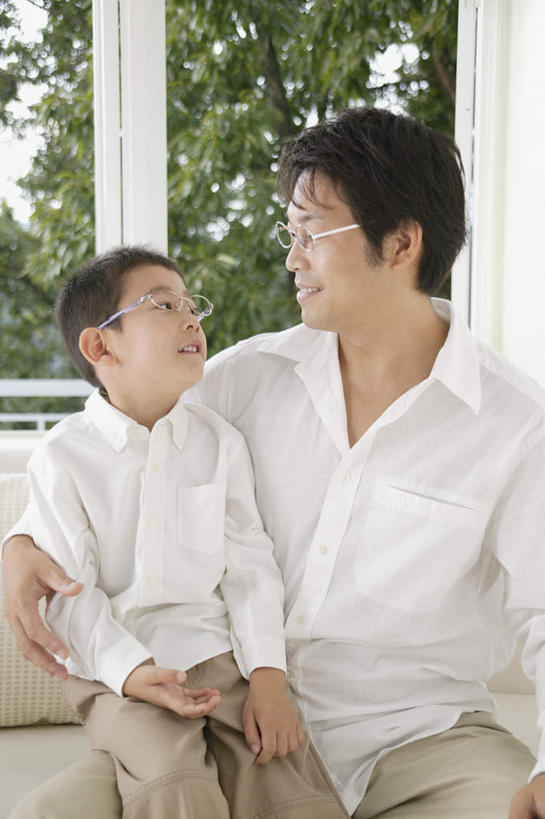 东方人,儿童,两个人,家庭,父亲,儿子,客厅,坐,竖图,室内,白天,正面,纯洁,植物,窗户,沙发,亚洲,戴,服装,眼镜,注视,休闲装,黄种人,玻璃窗,相视,树,树木,小孩,衣服,绿色,自然,观察,看,休闲,温暖,温馨,父子,一家人,面对面,休闲服,父爱,可爱,童年,童趣,服饰,生长,成长,观看,对视,戴着,和睦,察看,起居室,关注,相对,近视眼镜,童真,烂漫,无邪,相看,天真,男孩,男人,男性,年轻男性,亚洲人,孩子,年轻人,坐着,半身,彩图,融洽,男生,皮沙发