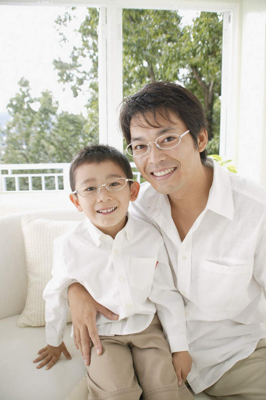东方人,儿童,两个人,家庭,父亲,儿子,客厅,坐,笑,微笑,露齿笑,竖图,室内,白天,正面,纯洁,植物,窗户,沙发,亚洲,戴,服装,眼镜,注视,休闲装,黄种人,玻璃窗,树,树木,小孩,衣服,绿色,自然,观察,看,休闲,温暖,温馨,父子,一家人,休闲服,父爱,可爱,童年,童趣,服饰,生长,成长,观看,戴着,和睦,察看,起居室,关注,近视眼镜,童真,烂漫,无邪,天真,男孩,男人,男性,年轻男性,亚洲人,孩子,年轻人,坐着,半身,彩图,融洽,男生,皮沙发