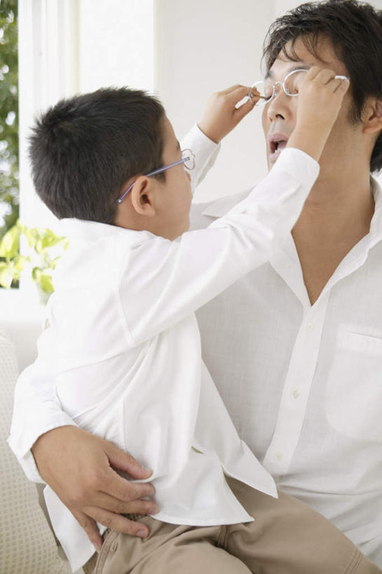 东方人,儿童,两个人,家庭,父亲,儿子,客厅,坐,竖图,室内,白天,正面,纯洁,植物,窗户,沙发,亚洲,服装,眼镜,拿,拿着,注视,休闲装,黄种人,玻璃窗,树,树木,小孩,衣服,绿色,自然,观察,看,休闲,温暖,温馨,父子,一家人,休闲服,父爱,可爱,童年,童趣,服饰,生长,成长,观看,和睦,察看,起居室,关注,近视眼镜,童真,烂漫,无邪,天真,男孩,男人,男性,年轻男性,亚洲人,孩子,年轻人,坐着,半身,彩图,融洽,男生,皮沙发