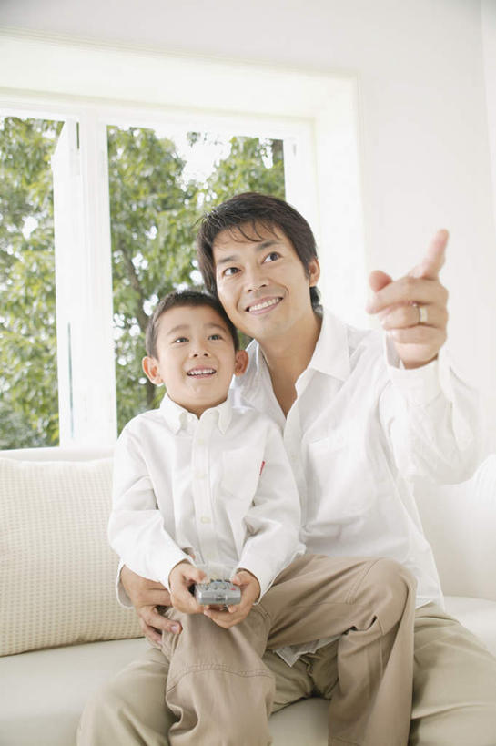 东方人,儿童,两个人,家庭,父亲,儿子,坐,竖图,室内,白天,正面,纯洁,植物,窗户,亚洲,指,服装,注视,休闲装,黄种人,方向,玻璃窗,树,树木,小孩,衣服,绿色,自然,观察,看,手势,休闲,温暖,温馨,父子,一家人,休闲服,父爱,可爱,童年,童趣,服饰,生长,成长,观看,和睦,察看,指向,关注,童真,烂漫,无邪,天真,男孩,男人,男性,年轻男性,亚洲人,孩子,年轻人,坐着,半身,彩图,融洽,男生