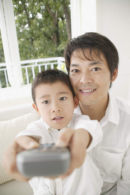 东方人,儿童,两个人,家庭,父亲,儿子,坐,竖图,俯视,室内,白天,纯洁,植物,窗户,亚洲,服装,拿,拿着,注视,休闲装,黄种人,玻璃窗,树,树木,小孩,衣服,绿色,自然,遥控器,观察,看,休闲,温暖,温馨,父子,一家人,休闲服,父爱,可爱,童年,童趣,服饰,生长,成长,观看,和睦,察看,关注,童真,烂漫,无邪,天真,男孩,男人,男性,年轻男性,亚洲人,孩子,年轻人,坐着,半身,彩图,高角度拍摄,融洽,男生