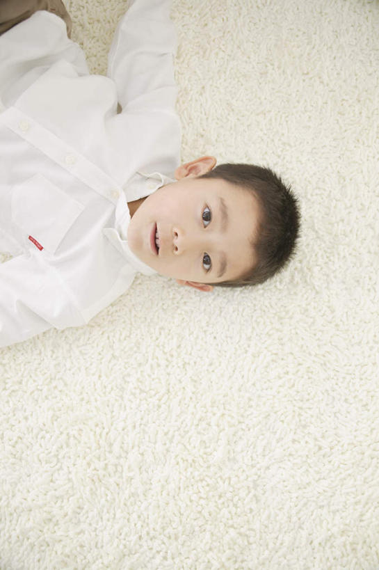 东方人,儿童,一个人,躺,竖图,俯视,室内,白天,纯洁,地毯,亚洲,仅一个男性,仅一个人,服装,注视,休闲装,黄种人,小孩,衣服,观察,看,仅一个小孩,休闲,休闲服,可爱,童年,童趣,服饰,观看,察看,关注,童真,烂漫,无邪,天真,男孩,男人,男性,亚洲人,孩子,躺着,半身,彩图,高角度拍摄,男生