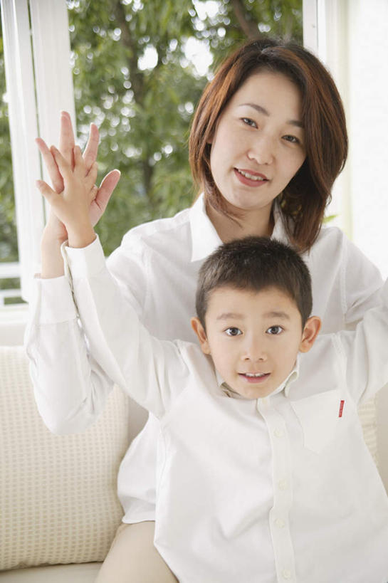 东方人,儿童,两个人,家庭,母亲,儿子,客厅,坐,伸展双臂,竖图,室内,白天,正面,纯洁,植物,窗户,亚洲,服装,注视,休闲装,黄种人,玻璃窗,树,树木,小孩,衣服,绿色,自然,观察,看,休闲,温暖,温馨,母子,一家人,休闲服,可爱,母爱,童年,童趣,服饰,生长,成长,观看,和睦,察看,起居室,关注,童真,烂漫,无邪,天真,男孩,年轻女性,女人,女性,亚洲人,孩子,年轻人,敞开双臂,伸开双臂,展开双肩,张开手臂,张开双臂,坐着,半身,彩图,融洽,男生