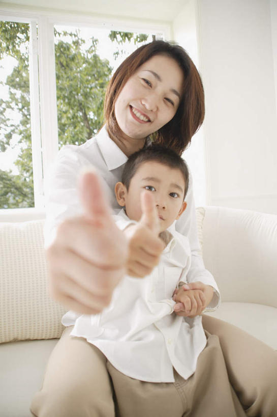 东方人,儿童,两个人,家庭,母亲,儿子,客厅,坐,竖图,室内,白天,正面,纯洁,智慧,植物,窗户,亚洲,突出,服装,注视,休闲装,黄种人,称赞,表扬,玻璃窗,树,树木,小孩,衣服,绿色,自然,观察,看,手势,休闲,温暖,温馨,母子,一家人,休闲服,可爱,母爱,竖,童年,童趣,服饰,生长,成长,观看,翘,高,和睦,察看,起居室,夸奖,优秀,关注,童真,烂漫,无邪,好,妙,顺利,出色,超群,杰出,卓越,奇妙,聪明,天真,男孩,年轻女性,女人,女性,亚洲人,孩子,年轻人,大拇指,坐着,半身,彩图,融洽,男生