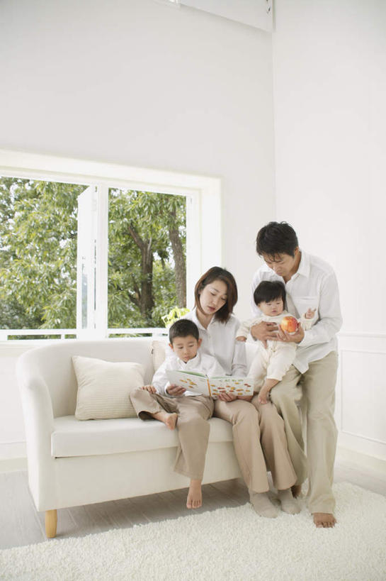 东方人,儿童,四个人,家庭,夫妻,母亲,父亲,女儿,儿子,坐,抱,竖图,室内,白天,正面,爱情,纯洁,植物,窗户,靠垫,亚洲,服装,靠枕,浪漫,注视,休闲装,黄种人,玻璃窗,树,树木,小孩,衣服,绿色,自然,垫子,枕头,观察,看,休闲,温暖,温馨,父女,父子,母女,母子,一家人,休闲服,恩爱,父爱,可爱,母爱,童年,童趣,恋人,服饰,生长,成长,抱着,观看,和睦,察看,搂着,关注,童真,烂漫,无邪,天真,男孩,男人,男性,年轻男性,年轻女性,女孩,女人,女性,亚洲人,孩子,年轻人,夫妇,情侣,搂,搂抱,坐着,彩图,全身,伴侣,融洽,男生,女生