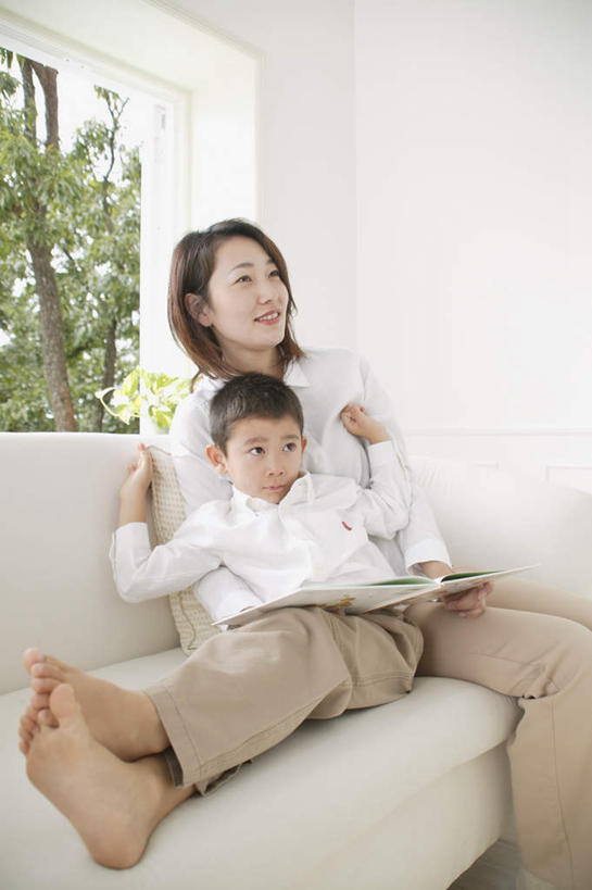 东方人,儿童,两个人,家庭,母亲,儿子,客厅,坐,抱,竖图,室内,白天,正面,纯洁,植物,窗户,亚洲,服装,注视,休闲装,黄种人,玻璃窗,树,树木,小孩,衣服,绿色,自然,观察,看,休闲,温暖,温馨,母子,一家人,休闲服,可爱,母爱,童年,童趣,服饰,生长,成长,抱着,观看,和睦,察看,起居室,搂着,关注,童真,烂漫,无邪,天真,男孩,年轻女性,女人,女性,亚洲人,孩子,年轻人,搂,搂抱,坐着,半身,彩图,融洽,男生