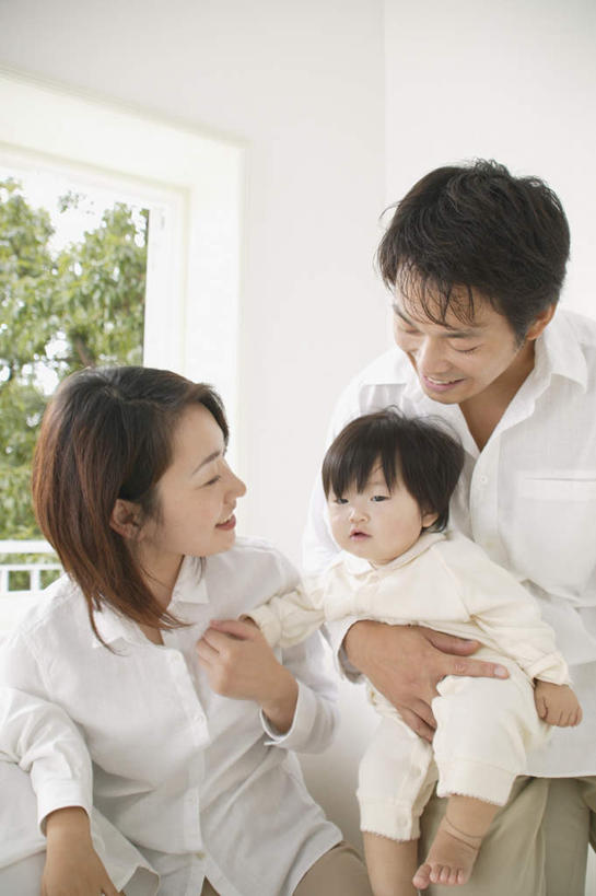 东方人,儿童,三个人,家庭,夫妻,母亲,父亲,女儿,客厅,坐,抱,竖图,室内,白天,正面,爱情,纯洁,植物,窗户,亚洲,服装,浪漫,注视,休闲装,黄种人,玻璃窗,树,树木,小孩,衣服,绿色,自然,观察,看,休闲,温暖,温馨,父女,母女,三口之家,一家人,休闲服,恩爱,父爱,可爱,母爱,童年,童趣,恋人,服饰,生长,成长,抱着,观看,和睦,察看,起居室,搂着,关注,童真,烂漫,无邪,天真,男人,男性,年轻男性,年轻女性,女孩,女人,女性,亚洲人,孩子,年轻人,夫妇,情侣,搂,搂抱,坐着,半身,彩图,伴侣,融洽,女生