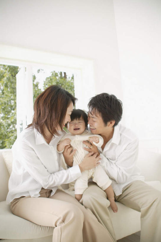 东方人,儿童,三个人,家庭,夫妻,母亲,父亲,女儿,客厅,坐,抱,竖图,室内,白天,正面,爱情,纯洁,植物,窗户,亚洲,服装,浪漫,注视,休闲装,黄种人,玻璃窗,树,树木,小孩,衣服,绿色,自然,观察,看,休闲,温暖,温馨,父女,母女,三口之家,一家人,休闲服,恩爱,父爱,可爱,母爱,童年,童趣,恋人,服饰,生长,成长,抱着,观看,和睦,察看,起居室,搂着,关注,童真,烂漫,无邪,天真,男人,男性,年轻男性,年轻女性,女孩,女人,女性,亚洲人,孩子,年轻人,夫妇,情侣,搂,搂抱,坐着,半身,彩图,伴侣,融洽,女生