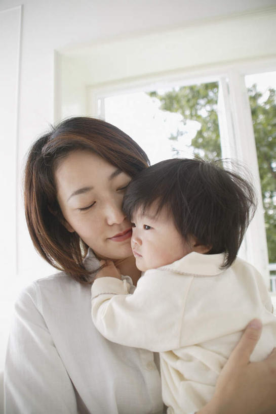 东方人,儿童,两个人,家庭,母亲,女儿,客厅,坐,抱,竖图,室内,白天,正面,纯洁,植物,窗户,亚洲,服装,注视,休闲装,黄种人,玻璃窗,树,树木,小孩,衣服,绿色,自然,观察,看,休闲,温暖,温馨,母女,一家人,休闲服,可爱,母爱,童年,童趣,服饰,生长,成长,抱着,观看,和睦,察看,起居室,搂着,关注,童真,烂漫,无邪,天真,年轻女性,女孩,女人,女性,亚洲人,孩子,年轻人,搂,搂抱,坐着,半身,彩图,融洽,女生