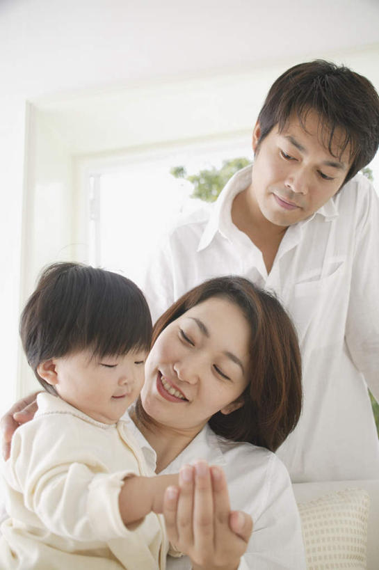 东方人,儿童,三个人,家庭,夫妻,母亲,父亲,女儿,客厅,站,坐,抱,竖图,室内,白天,仰视,爱情,纯洁,植物,窗户,亚洲,服装,浪漫,注视,休闲装,黄种人,玻璃窗,树,树木,小孩,衣服,绿色,自然,观察,看,站着,休闲,温暖,温馨,父女,母女,三口之家,一家人,休闲服,恩爱,父爱,可爱,母爱,童年,童趣,恋人,服饰,生长,成长,抱着,观看,和睦,察看,起居室,搂着,关注,童真,烂漫,无邪,天真,男人,男性,年轻男性,年轻女性,女孩,女人,女性,亚洲人,孩子,年轻人,夫妇,情侣,搂,搂抱,坐着,半身,彩图,低角度拍摄,伴侣,融洽,女生