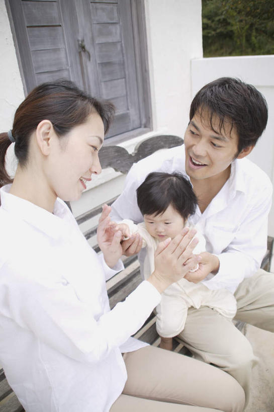 东方人,儿童,三个人,家庭,夫妻,母亲,父亲,女儿,坐,抱,竖图,俯视,室外,白天,爱情,纯洁,亚洲,服装,浪漫,注视,休闲装,黄种人,小孩,衣服,观察,看,休闲,温暖,温馨,父女,母女,三口之家,一家人,休闲服,恩爱,父爱,可爱,母爱,童年,童趣,恋人,服饰,抱着,观看,和睦,察看,搂着,关注,童真,烂漫,无邪,天真,男人,男性,年轻男性,年轻女性,女孩,女人,女性,亚洲人,孩子,年轻人,夫妇,情侣,搂,搂抱,坐着,半身,彩图,高角度拍摄,伴侣,融洽,女生