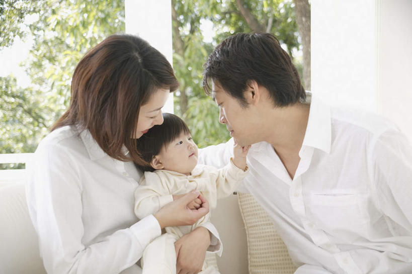 东方人,儿童,三个人,家庭,夫妻,母亲,父亲,女儿,坐,抱,横图,室内,白天,正面,爱情,纯洁,亚洲,服装,浪漫,注视,休闲装,黄种人,小孩,衣服,观察,看,休闲,温暖,温馨,父女,母女,三口之家,一家人,休闲服,恩爱,父爱,可爱,母爱,童年,童趣,恋人,服饰,抱着,观看,和睦,察看,搂着,关注,童真,烂漫,无邪,天真,男人,男性,年轻男性,年轻女性,女孩,女人,女性,亚洲人,孩子,年轻人,夫妇,情侣,搂,搂抱,坐着,半身,彩图,伴侣,融洽,女生