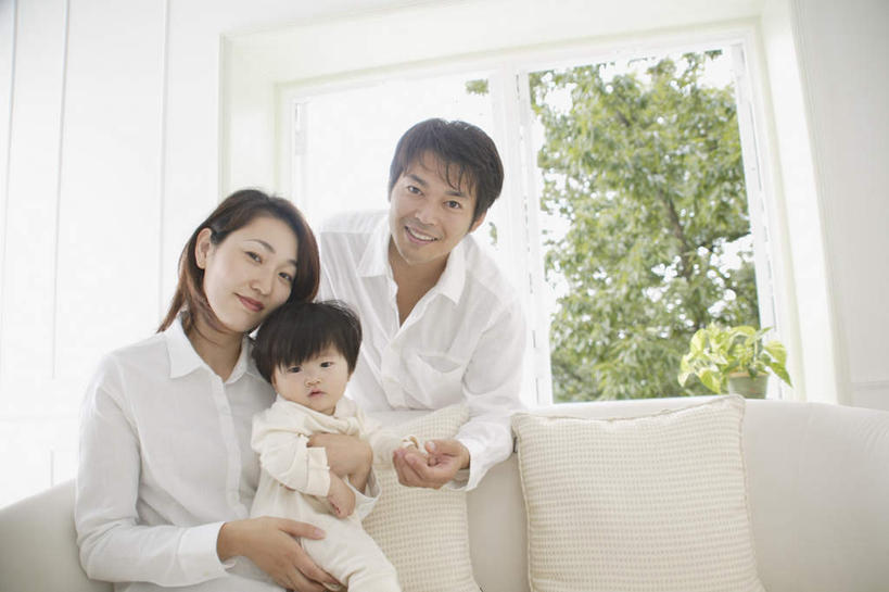 东方人,儿童,三个人,家庭,夫妻,母亲,父亲,女儿,客厅,站,坐,抱,横图,室内,白天,正面,爱情,纯洁,植物,窗户,沙发,亚洲,服装,浪漫,注视,休闲装,黄种人,玻璃窗,树,树木,小孩,衣服,绿色,自然,观察,看,站着,休闲,温暖,温馨,父女,母女,三口之家,一家人,休闲服,恩爱,父爱,可爱,母爱,童年,童趣,恋人,服饰,生长,成长,抱着,观看,和睦,察看,起居室,搂着,关注,童真,烂漫,无邪,天真,男人,男性,年轻男性,年轻女性,女孩,女人,女性,亚洲人,孩子,年轻人,夫妇,情侣,搂,搂抱,坐着,半身,彩图,伴侣,融洽,女生,皮沙发