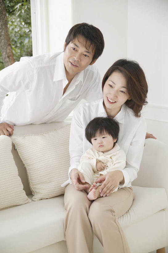 东方人,儿童,三个人,家庭,夫妻,母亲,父亲,女儿,客厅,站,坐,抱,竖图,室内,白天,正面,爱情,纯洁,植物,窗户,沙发,亚洲,服装,浪漫,注视,休闲装,黄种人,玻璃窗,树,树木,小孩,衣服,绿色,自然,观察,看,站着,休闲,温暖,温馨,父女,母女,三口之家,一家人,休闲服,恩爱,父爱,可爱,母爱,童年,童趣,恋人,服饰,生长,成长,抱着,观看,和睦,察看,起居室,搂着,关注,童真,烂漫,无邪,天真,男人,男性,年轻男性,年轻女性,女孩,女人,女性,亚洲人,孩子,年轻人,夫妇,情侣,搂,搂抱,坐着,半身,彩图,伴侣,融洽,女生,皮沙发