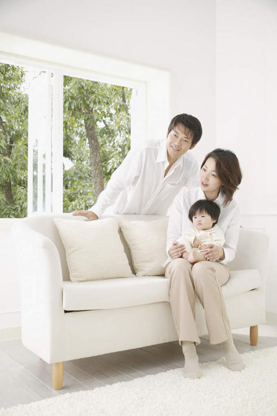 东方人,儿童,三个人,家庭,夫妻,母亲,父亲,女儿,客厅,站,坐,抱,竖图,室内,白天,正面,爱情,纯洁,植物,窗户,沙发,亚洲,服装,浪漫,注视,休闲装,黄种人,玻璃窗,树,树木,小孩,衣服,绿色,自然,观察,看,站着,休闲,温暖,温馨,父女,母女,三口之家,一家人,休闲服,恩爱,父爱,可爱,母爱,童年,童趣,恋人,服饰,生长,成长,抱着,观看,和睦,察看,起居室,搂着,关注,童真,烂漫,无邪,天真,男人,男性,年轻男性,年轻女性,女孩,女人,女性,亚洲人,孩子,年轻人,夫妇,情侣,搂,搂抱,坐着,彩图,全身,伴侣,融洽,女生,皮沙发