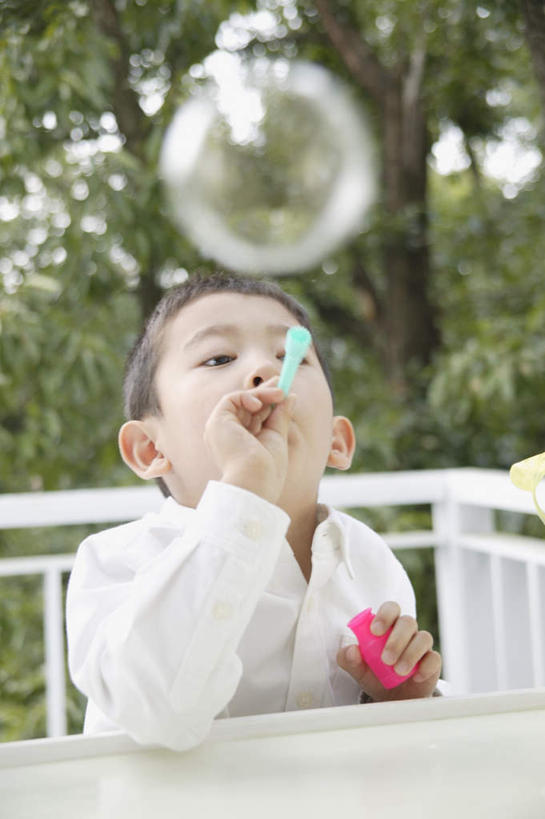 东方人,儿童,一个人,栏杆,站,竖图,室外,白天,正面,游戏,纯洁,植物,玩具,亚洲,仅一个男性,仅一个人,服装,围栏,拿,玩,拿着,注视,休闲装,黄种人,娱乐,护栏,树,树木,小孩,衣服,绿色,自然,观察,看,站着,仅一个小孩,休闲,休闲服,可爱,童年,童趣,益智,服饰,生长,成长,观看,活动,察看,发泄,关注,消遣,智力,童真,烂漫,无邪,宣泄,泡泡棒,天真,男孩,男人,男性,亚洲人,孩子,玩耍,嬉戏,半身,彩图,男生