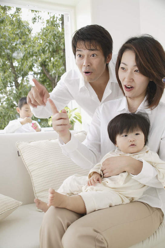 东方人,儿童,四个人,家庭,夫妻,母亲,父亲,女儿,儿子,客厅,站,坐,抱,笑,微笑,露齿笑,竖图,室内,白天,正面,爱情,纯洁,植物,亚洲,服装,浪漫,注视,休闲装,黄种人,树,树木,小孩,衣服,绿色,自然,观察,看,站着,休闲,温暖,温馨,父女,父子,母女,母子,一家人,休闲服,恩爱,父爱,可爱,母爱,童年,童趣,恋人,服饰,生长,成长,抱着,观看,和睦,察看,起居室,搂着,关注,童真,烂漫,无邪,天真,男孩,男人,男性,年轻男性,年轻女性,女孩,女人,女性,亚洲人,孩子,年轻人,夫妇,情侣,搂,搂抱,坐着,半身,彩图,伴侣,融洽,男生,女生