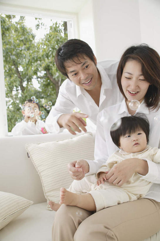 东方人,儿童,四个人,家庭,夫妻,母亲,父亲,女儿,儿子,客厅,站,坐,抱,竖图,室内,白天,正面,爱情,游戏,纯洁,植物,靠垫,沙发,玩具,亚洲,服装,靠枕,浪漫,拿,玩,拿着,注视,休闲装,黄种人,娱乐,树,树木,小孩,衣服,绿色,自然,垫子,枕头,观察,看,站着,休闲,温暖,温馨,父女,父子,母女,母子,一家人,休闲服,恩爱,父爱,可爱,母爱,童年,童趣,益智,恋人,服饰,生长,成长,抱着,观看,活动,和睦,察看,起居室,搂着,发泄,关注,消遣,智力,童真,烂漫,无邪,宣泄,泡泡棒,天真,男孩,男人,男性,年轻男性,年轻女性,女孩,女人,女性,亚洲人,孩子,年轻人,夫妇,情侣,搂,搂抱,玩耍,嬉戏,坐着,半身,彩图,伴侣,融洽,男生,女生,皮沙发