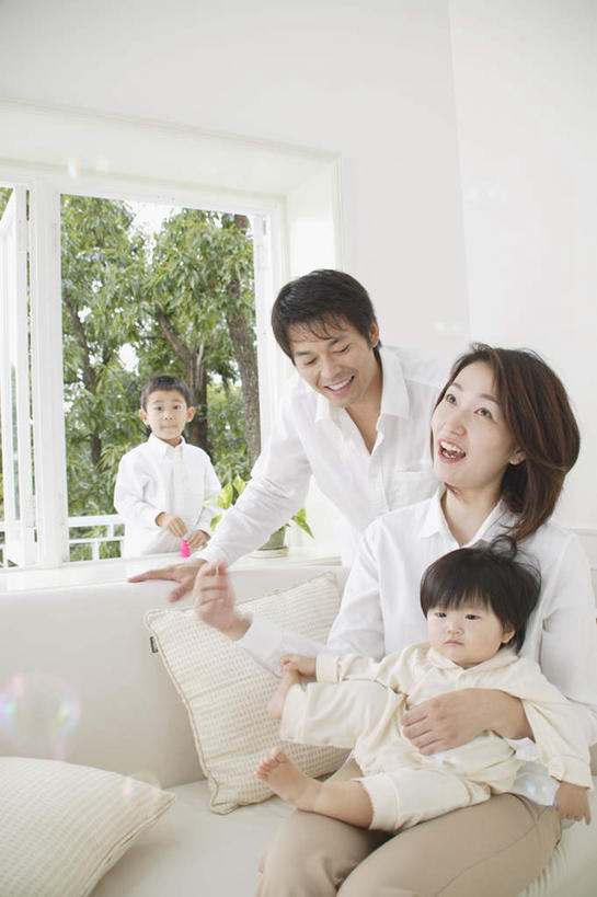 东方人,儿童,四个人,家庭,夫妻,母亲,父亲,女儿,儿子,客厅,站,笑,微笑,露齿笑,竖图,室内,白天,正面,爱情,纯洁,植物,亚洲,服装,浪漫,注视,休闲装,黄种人,树,树木,小孩,衣服,绿色,自然,观察,看,站着,休闲,温暖,温馨,父女,父子,母女,母子,一家人,休闲服,恩爱,父爱,可爱,母爱,童年,童趣,恋人,服饰,生长,成长,观看,和睦,察看,起居室,关注,童真,烂漫,无邪,天真,男孩,男人,男性,年轻男性,年轻女性,女孩,女人,女性,亚洲人,孩子,年轻人,夫妇,情侣,半身,彩图,伴侣,融洽,男生,女生