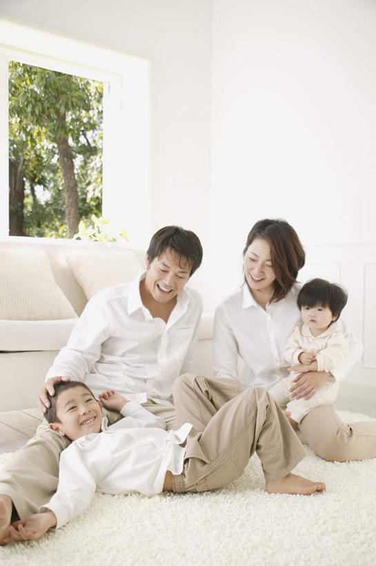 东方人,儿童,四个人,家庭,夫妻,母亲,父亲,女儿,儿子,客厅,坐,抱,竖图,室内,白天,正面,爱情,纯洁,植物,靠垫,沙发,亚洲,服装,靠枕,浪漫,注视,休闲装,黄种人,树,树木,小孩,衣服,绿色,自然,垫子,枕头,观察,看,休闲,温暖,温馨,父女,父子,母女,母子,一家人,休闲服,恩爱,父爱,可爱,母爱,童年,童趣,恋人,服饰,生长,成长,抱着,观看,和睦,察看,起居室,搂着,关注,童真,烂漫,无邪,天真,男孩,男人,男性,年轻男性,年轻女性,女孩,女人,女性,亚洲人,孩子,年轻人,夫妇,情侣,搂,搂抱,坐着,半身,彩图,伴侣,融洽,男生,女生,皮沙发