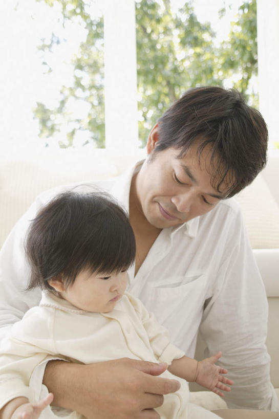 东方人,儿童,家庭,父亲,女儿,坐,抱,竖图,室内,白天,正面,纯洁,植物,亚洲,服装,注视,休闲装,黄种人,树,树木,小孩,衣服,绿色,自然,观察,看,休闲,温暖,温馨,父女,一家人,休闲服,父爱,可爱,童年,童趣,服饰,生长,成长,抱着,观看,和睦,察看,搂着,关注,童真,烂漫,无邪,天真,男人,男性,年轻男性,女孩,亚洲人,孩子,年轻人,搂,搂抱,坐着,半身,彩图,融洽,女生