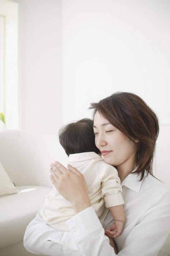 东方人,儿童,两个人,家庭,母亲,女儿,站,抱,竖图,室内,白天,正面,纯洁,亚洲,服装,注视,休闲装,黄种人,小孩,衣服,观察,看,站着,休闲,温暖,温馨,母女,一家人,休闲服,可爱,母爱,童年,童趣,服饰,抱着,观看,和睦,察看,搂着,关注,童真,烂漫,无邪,天真,年轻女性,女孩,女人,女性,亚洲人,孩子,年轻人,搂,搂抱,站立,半身,彩图,融洽,女生