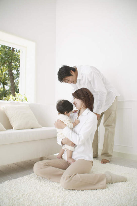 东方人,儿童,三个人,家庭,夫妻,母亲,父亲,女儿,客厅,坐,抱,竖图,室内,白天,正面,爱情,纯洁,植物,靠垫,沙发,亚洲,服装,靠枕,浪漫,注视,休闲装,黄种人,树,树木,小孩,衣服,绿色,自然,垫子,枕头,观察,看,休闲,温暖,温馨,父女,母女,三口之家,一家人,休闲服,恩爱,父爱,可爱,母爱,童年,童趣,恋人,服饰,生长,成长,抱着,观看,和睦,察看,起居室,搂着,关注,童真,烂漫,无邪,天真,男人,男性,年轻男性,年轻女性,女孩,女人,女性,亚洲人,孩子,年轻人,夫妇,情侣,搂,搂抱,坐着,彩图,全身,伴侣,融洽,女生,皮沙发