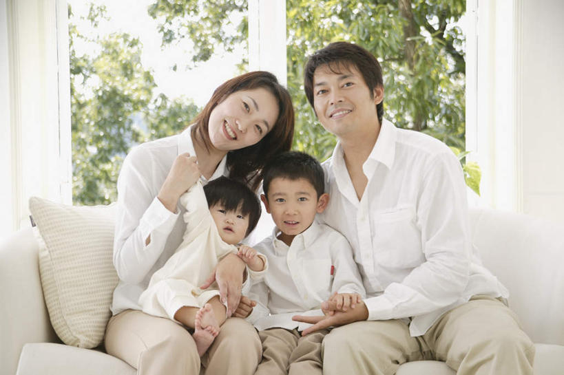 东方人,儿童,四个人,家庭,夫妻,母亲,父亲,女儿,儿子,客厅,坐,抱,笑,微笑,露齿笑,横图,室内,白天,正面,爱情,纯洁,植物,靠垫,沙发,亚洲,服装,靠枕,浪漫,注视,休闲装,黄种人,树,树木,小孩,衣服,绿色,自然,垫子,枕头,观察,看,休闲,温暖,温馨,父女,父子,母女,母子,一家人,休闲服,恩爱,父爱,可爱,母爱,童年,童趣,恋人,服饰,生长,成长,抱着,观看,和睦,察看,起居室,搂着,关注,童真,烂漫,无邪,天真,男孩,男人,男性,年轻男性,年轻女性,女孩,女人,女性,亚洲人,孩子,年轻人,夫妇,情侣,搂,搂抱,坐着,半身,彩图,伴侣,融洽,男生,女生,皮沙发