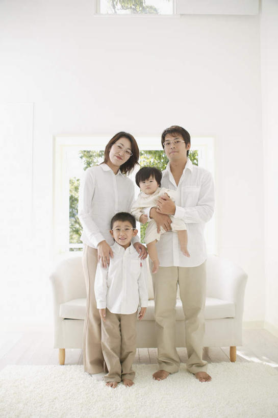 东方人,儿童,四个人,家庭,夫妻,母亲,父亲,女儿,儿子,客厅,站,抱,笑,微笑,露齿笑,竖图,室内,白天,正面,爱情,纯洁,植物,靠垫,沙发,亚洲,服装,靠枕,浪漫,注视,休闲装,黄种人,树,树木,小孩,衣服,绿色,自然,垫子,枕头,观察,看,站着,休闲,温暖,温馨,父女,父子,母女,母子,一家人,休闲服,恩爱,父爱,可爱,母爱,童年,童趣,恋人,服饰,生长,成长,抱着,观看,和睦,察看,起居室,搂着,关注,童真,烂漫,无邪,天真,男孩,男人,男性,年轻男性,年轻女性,女孩,女人,女性,亚洲人,孩子,年轻人,夫妇,情侣,搂,搂抱,彩图,全身,伴侣,融洽,男生,女生,皮沙发