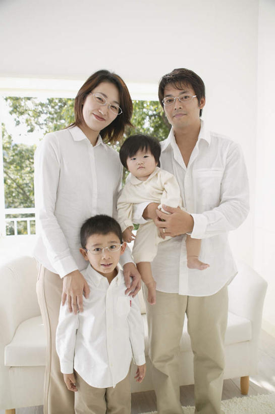 东方人,儿童,四个人,家庭,夫妻,母亲,父亲,女儿,儿子,客厅,站,抱,笑,微笑,露齿笑,竖图,室内,白天,正面,爱情,纯洁,植物,靠垫,沙发,亚洲,服装,靠枕,浪漫,注视,休闲装,黄种人,树,树木,小孩,衣服,绿色,自然,垫子,枕头,观察,看,站着,休闲,温暖,温馨,父女,父子,母女,母子,一家人,休闲服,恩爱,父爱,可爱,母爱,童年,童趣,恋人,服饰,生长,成长,抱着,观看,和睦,察看,起居室,搂着,关注,童真,烂漫,无邪,天真,男孩,男人,男性,年轻男性,年轻女性,女孩,女人,女性,亚洲人,孩子,年轻人,夫妇,情侣,搂,搂抱,半身,彩图,伴侣,融洽,男生,女生,皮沙发