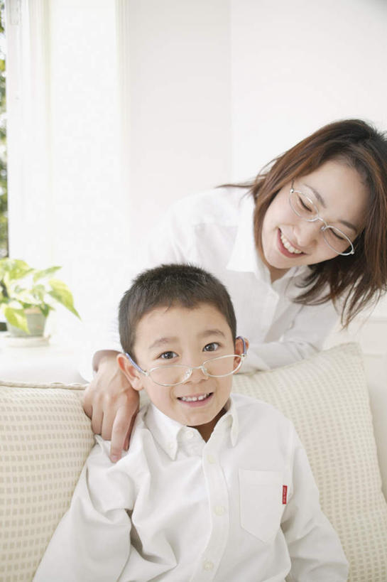 东方人,儿童,两个人,家庭,母亲,儿子,客厅,坐,笑,微笑,露齿笑,竖图,室内,白天,正面,纯洁,沙发,亚洲,戴,服装,眼镜,注视,休闲装,黄种人,小孩,衣服,观察,看,休闲,温暖,温馨,母子,一家人,休闲服,可爱,母爱,童年,童趣,服饰,观看,戴着,和睦,察看,起居室,关注,近视眼镜,童真,烂漫,无邪,天真,男孩,年轻女性,女人,女性,亚洲人,孩子,年轻人,坐着,半身,彩图,融洽,男生,皮沙发