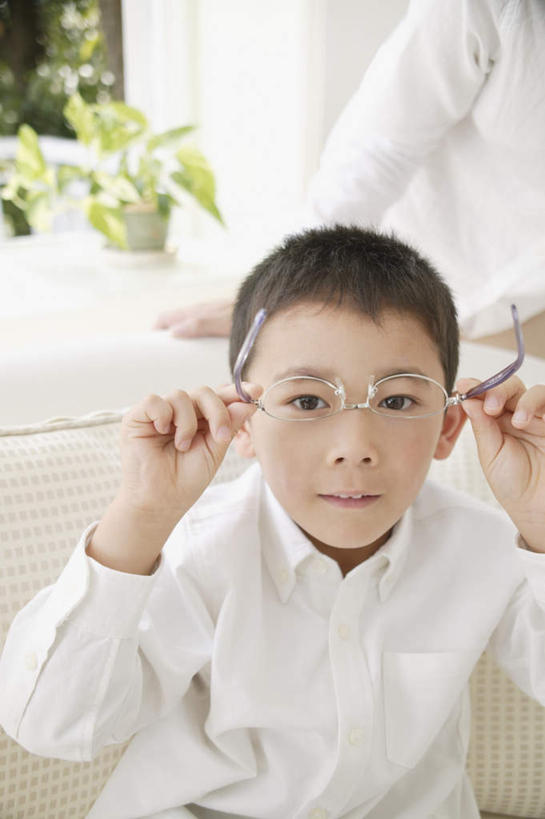 东方人,儿童,两个人,家庭,母亲,儿子,坐,竖图,室内,白天,正面,纯洁,沙发,亚洲,服装,眼镜,拿,拿着,注视,休闲装,黄种人,小孩,衣服,观察,看,休闲,温暖,温馨,母子,一家人,休闲服,可爱,母爱,童年,童趣,服饰,观看,和睦,察看,关注,近视眼镜,童真,烂漫,无邪,天真,男孩,年轻女性,女人,女性,亚洲人,孩子,年轻人,坐着,半身,彩图,融洽,男生,皮沙发