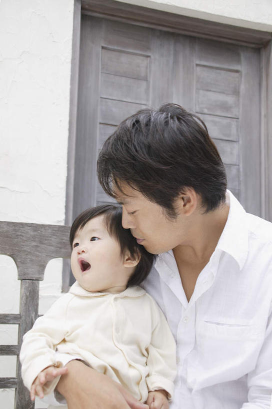 东方人,儿童,家庭,父亲,女儿,坐,抱,竖图,室内,白天,正面,纯洁,亚洲,服装,注视,休闲装,黄种人,小孩,衣服,观察,看,休闲,温暖,温馨,父女,一家人,休闲服,父爱,可爱,童年,童趣,服饰,抱着,观看,和睦,察看,搂着,关注,童真,烂漫,无邪,天真,男人,男性,年轻男性,女孩,亚洲人,孩子,年轻人,搂,搂抱,坐着,半身,彩图,融洽,女生