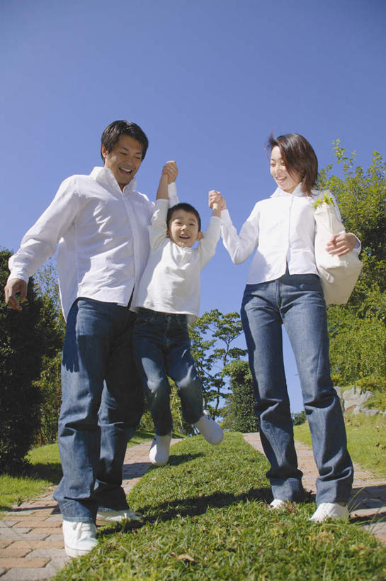 东方人,儿童,三个人,家庭,夫妻,母亲,父亲,儿子,站,握手,竖图,室外,白天,正面,爱情,纯洁,草地,草坪,植物,亚洲,阴影,服装,光线,影子,浪漫,注视,休闲装,黄种人,草,树,树木,小孩,衣服,蓝色,绿色,蓝天,天空,阳光,自然,天,观察,看,站着,休闲,温暖,温馨,父子,母子,三口之家,一家人,休闲服,恩爱,父爱,可爱,母爱,童年,童趣,恋人,服饰,生长,成长,观看,和睦,察看,关注,童真,烂漫,无邪,天真,男孩,男人,男性,年轻男性,年轻女性,女人,女性,亚洲人,孩子,年轻人,夫妇,情侣,搀手,拉手,手拉手,手握手,彩图,全身,伴侣,融洽,男生