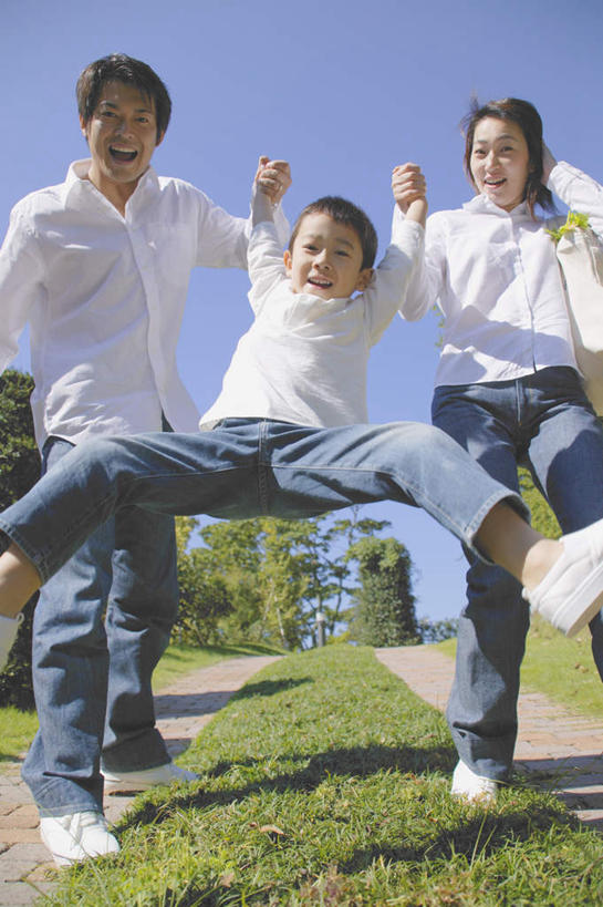 东方人,儿童,三个人,家庭,夫妻,母亲,父亲,儿子,站,握手,竖图,室外,白天,正面,爱情,纯洁,草地,草坪,植物,亚洲,阴影,服装,光线,影子,浪漫,注视,休闲装,黄种人,草,树,树木,小孩,衣服,蓝色,绿色,蓝天,天空,阳光,自然,天,观察,看,站着,休闲,温暖,温馨,父子,母子,三口之家,一家人,休闲服,恩爱,父爱,可爱,母爱,童年,童趣,恋人,服饰,生长,成长,观看,和睦,察看,关注,童真,烂漫,无邪,天真,男孩,男人,男性,年轻男性,年轻女性,女人,女性,亚洲人,孩子,年轻人,夫妇,情侣,搀手,拉手,手拉手,手握手,半身,彩图,伴侣,融洽,男生