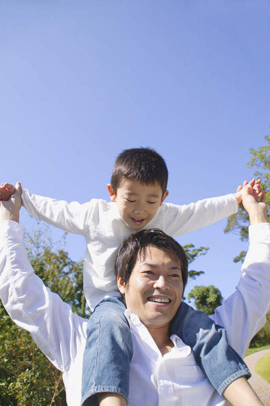 东方人,儿童,两个人,家庭,父亲,儿子,站,伸展双臂,竖图,室外,白天,仰视,纯洁,植物,亚洲,服装,注视,休闲装,黄种人,树,树木,小孩,骑,衣服,绿色,自然,观察,看,扛,站着,休闲,温暖,温馨,父子,一家人,休闲服,父爱,可爱,童年,童趣,服饰,生长,成长,观看,和睦,察看,关注,童真,烂漫,无邪,扛在肩上,骑在肩上,天真,男孩,男人,男性,年轻男性,亚洲人,孩子,年轻人,敞开双臂,伸开双臂,展开双肩,张开手臂,张开双臂,半身,彩图,低角度拍摄,融洽,男生